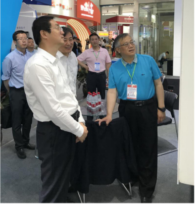 省委常委、西寧市委書記王曉蒞臨第十九屆青洽會(huì)青海物產(chǎn)展位參觀